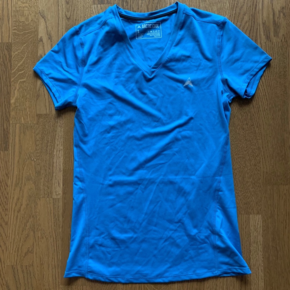 New never worn arctic blue workout v neck shirt